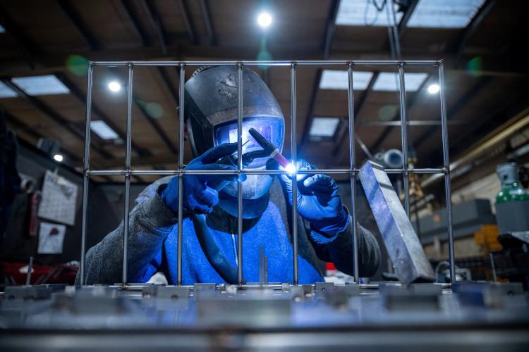 chaudronnier en plein travail de soudure