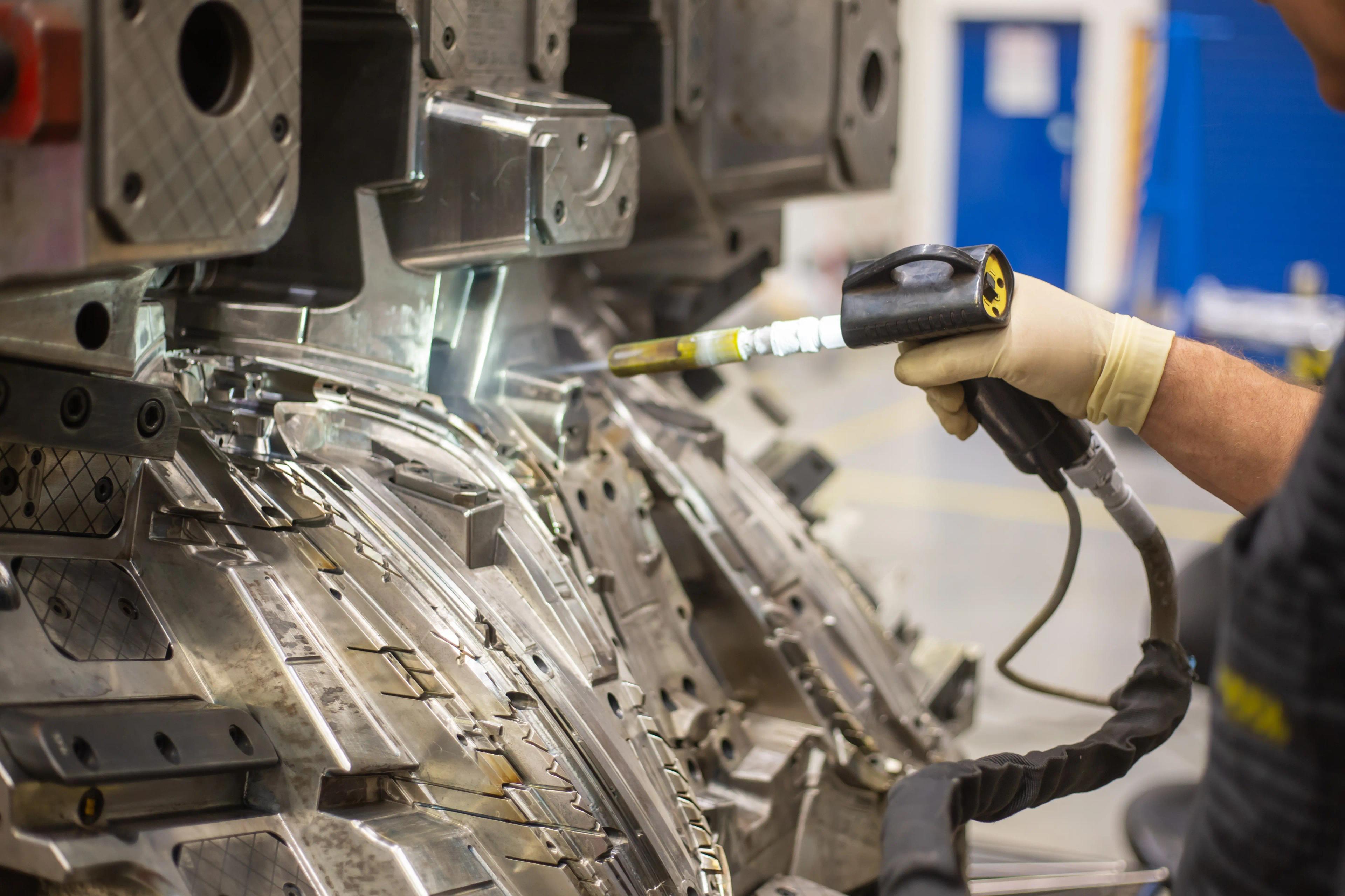 Ingénieur procédant au refroidissement d’un moule d’injection après production